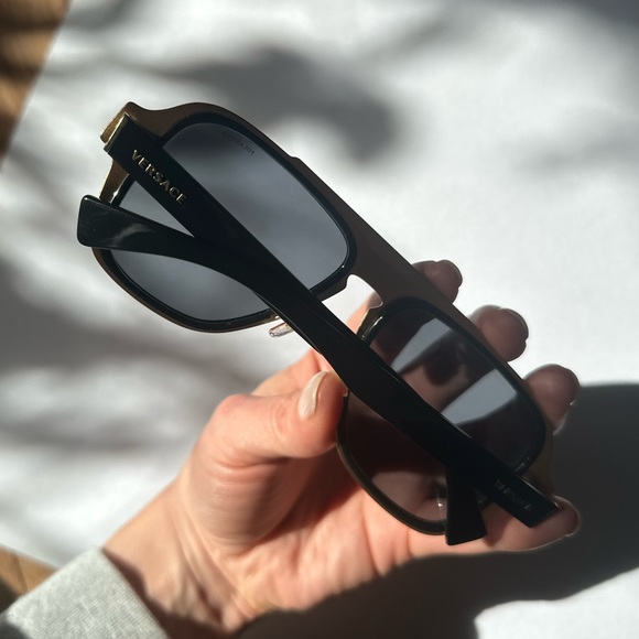 ✨✨NWT VERSACE POLARIZED SUNGLASSES - Picture 4 of 6